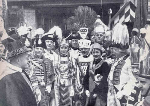 Präsident Thomas Liessem mit Bauer und Jungfrau in der Session 1935