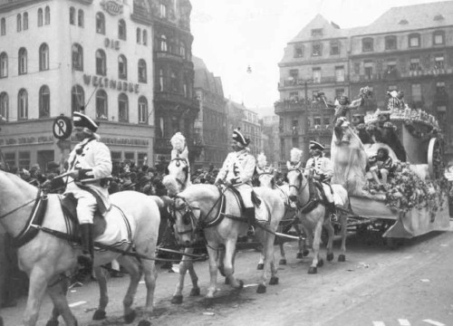 Die Prinzen-Garde begleitet Prinz Karneval Fritz Riese im Rosenmontagszug 1936